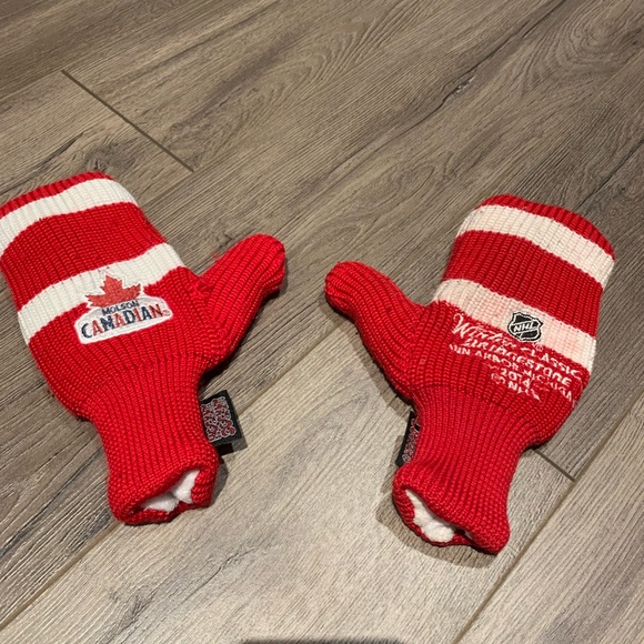 Hockey sockey mittens. Winter classic 2014 edition. GUC. ❄️ - Picture 1 of 5